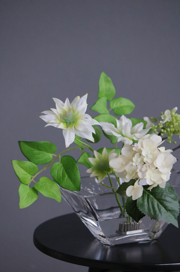 ホワイト紫陽花×クレマチス トラぺゾイトベース 造花 アートフラワー Akanbi