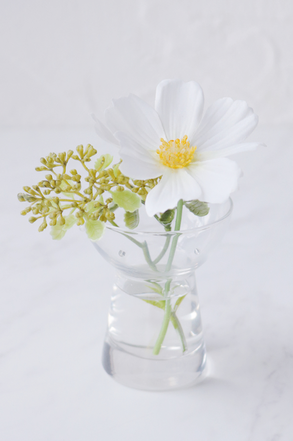 ホワイトコスモス プチソーサーベース【ギフトバッグ対応可】 造花 アートフラワー Akanbi