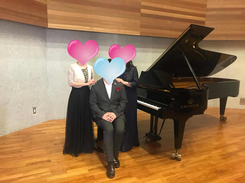 ピアニスト　ピアノ演奏会　コサージュ　薔薇　造花