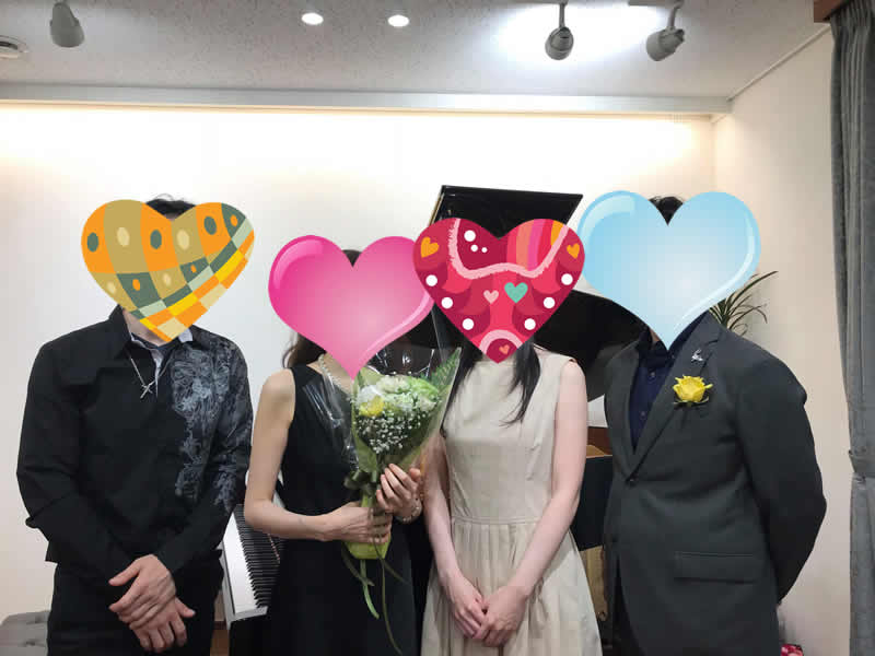 ピアニスト　ピアノ演奏会　コサージュ　薔薇　造花