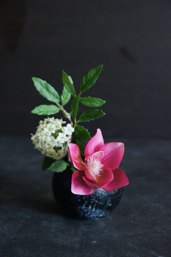 ピンク木蓮×コデマリ ブラックミニベース【ギフトバッグ対応可】 造花 アートフラワー Akanbi