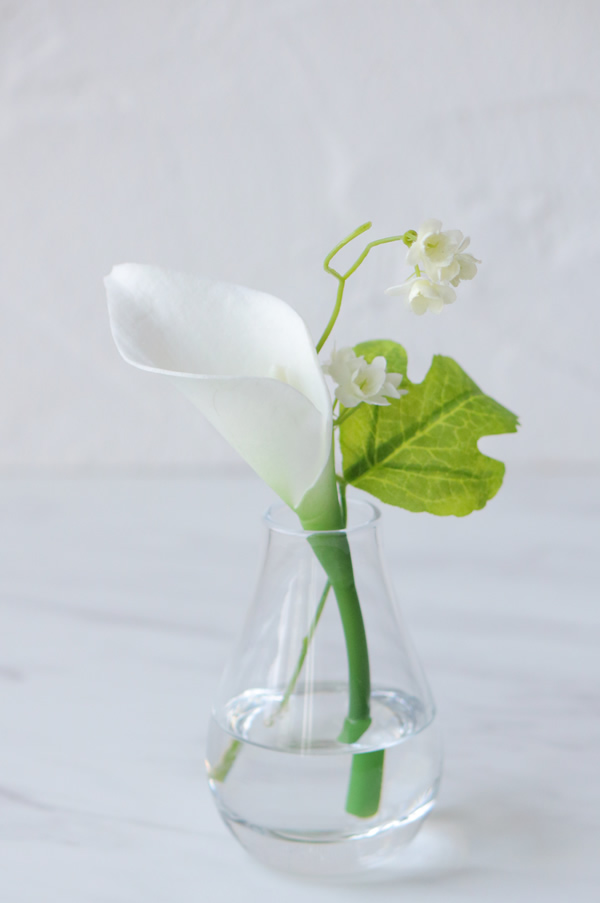 ホワイトカラー プチドロップベース【ギフトバッグ対応可】 造花 アートフラワー Akanbi