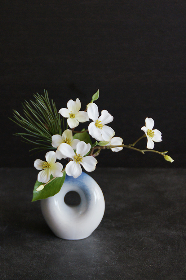 ハナミズキ×松 陶器ミニベース(花器変更)【ギフトバッグ対応可】 造花 アートフラワー Akanbi