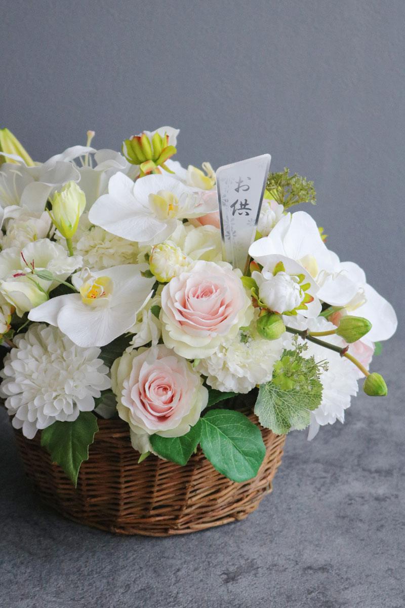 ホワイト胡蝶蘭×ピンクローズ お供えバスケット 造花 アートフラワー Akanbi