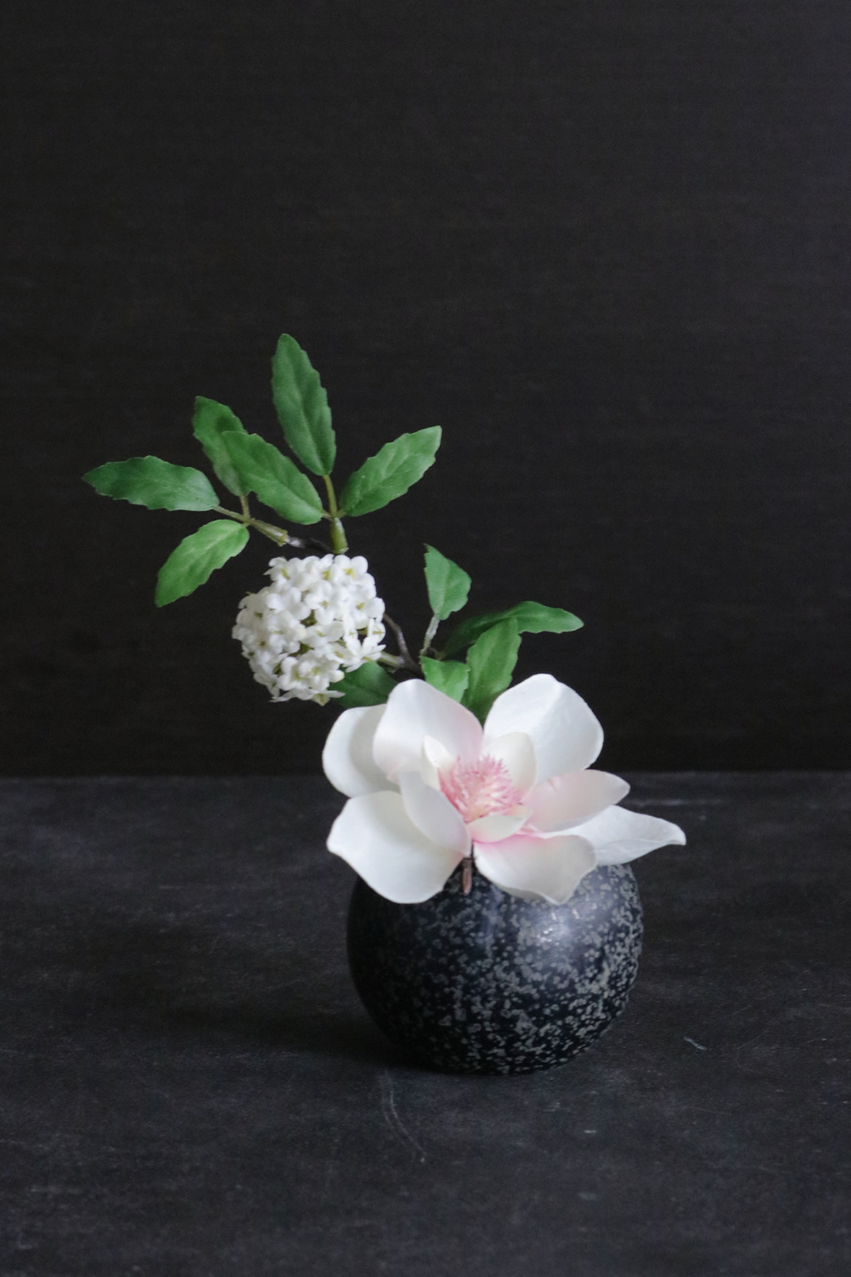 木蓮×コデマリ ブラックミニベース【ギフトバッグ対応可】 造花 アートフラワー Akanbi