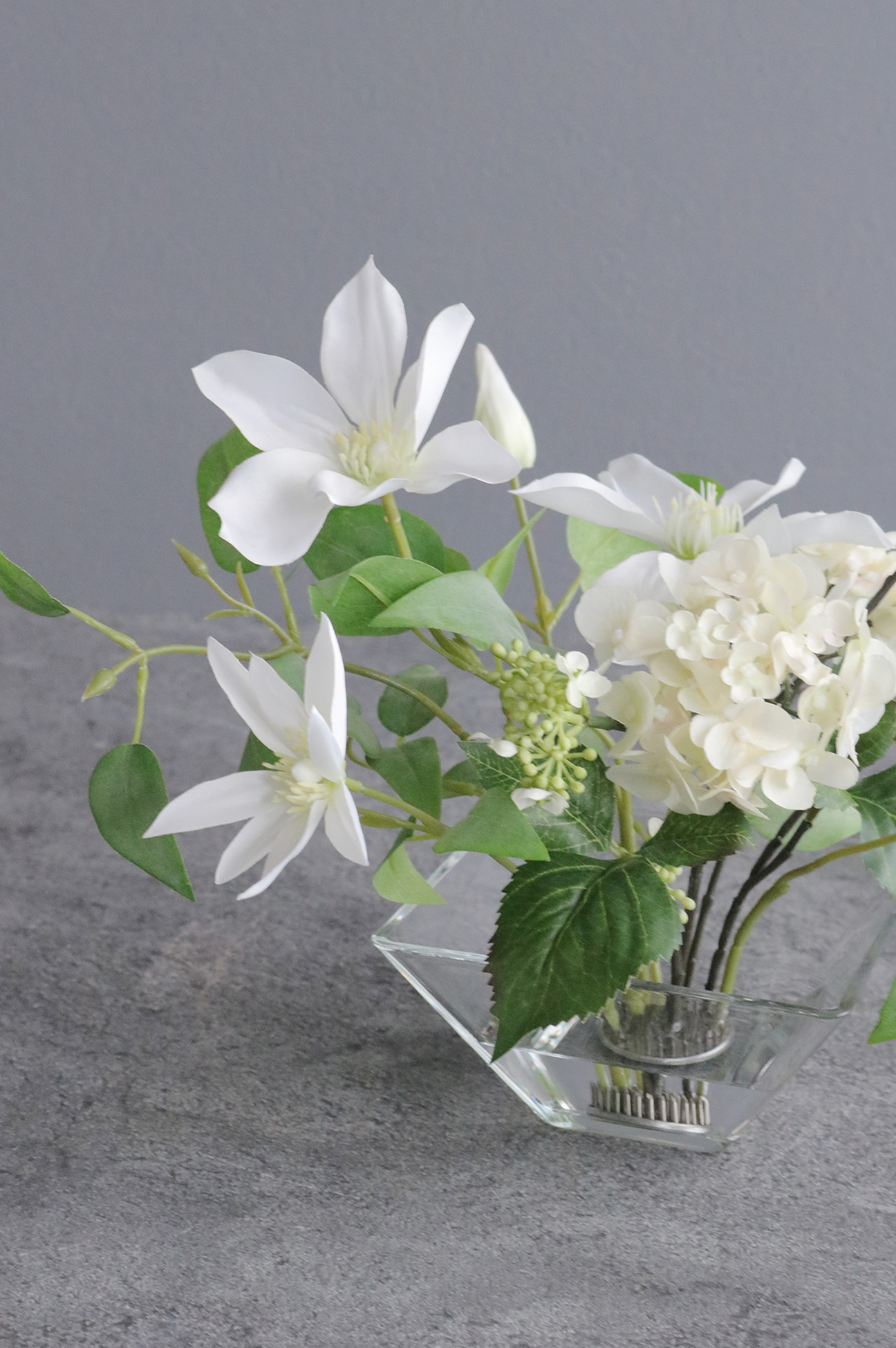 ホワイト紫陽花×クレマチス ガラスベース 造花 アートフラワー Akanbi
