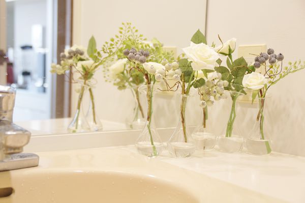人工水 トイレ　洗面台 バラの造花